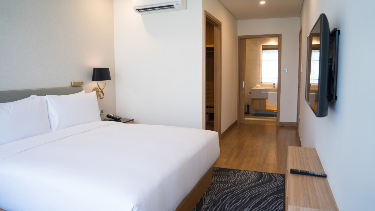 une chambre d'hotel avec une salle de bain et une cuisine séparée