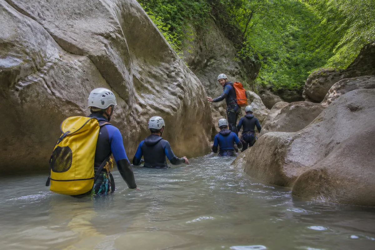 Groupe débutant en canyoning dans le Haut-Jabron du Verdon