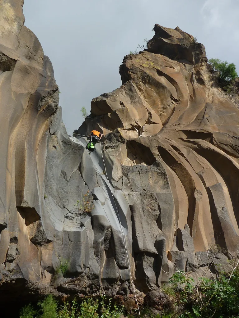 Descente en canyoning dans un canyon rocheux, illustration du canyoning dans les gorges du Verdon